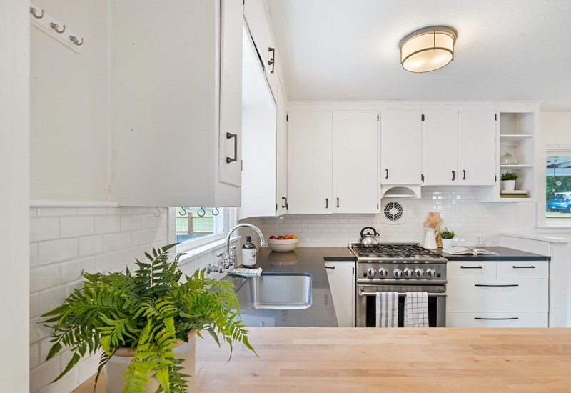 Jakie rolety wybrać do nowoczesnej kuchni w domku jednorodzinnym?